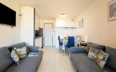 Le Village (E1103) 400.34: Cornice, Mobilia, Costruzione, Divano, Comfort, Tavolo, Azzurro, Lampada, Porta, Soggiorno
