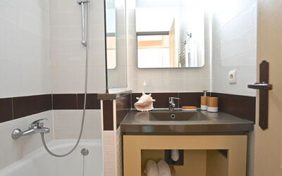 Village Cap Estérel - le Village 400.80: Specchio, Rubinetto, Idraulico Fixture, Proprietà, Lavandino Del Bagno, Lavello, Bagno, Interior Design, Costruzione