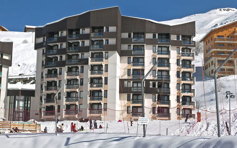 Les Menuires 600: Costruzione, Cielo, Giorno, Proprietà, Finestra, Neve, Architettura, Urban Design, Quartiere, Condominio