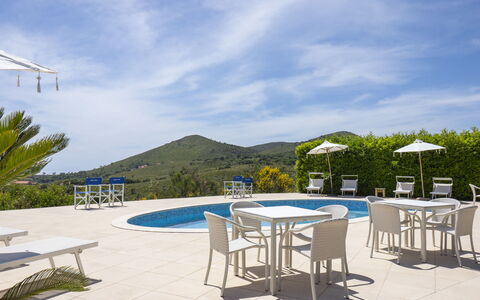 Collina delle Stelle: Nube, Cielo, Tavolo, Proprietà, Mobilia, Azzurro, Sedia, Piscina, Mobili Da Esterno, Shade