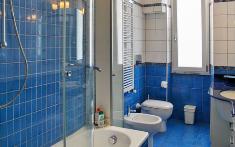 Sotto Il Segno dei Pesci: Idraulico Fixture, Specchio, Rubinetto, Proprietà, Lavello, Bagno, Viola, Lavandino Del Bagno, Azzurro, Costruzione