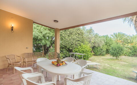 Villa Monte Nai (Rei420): Tavolo, Mobilia, Pianta, Proprietà, Sedia, Shade, Interior Design, Legna, Pavimento, Immobiliare