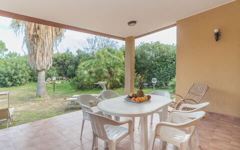 Villa Monte Nai (Rei420): Pianta, Mobilia, Proprietà, Tavolo, Sedia, Shade, Interior Design, Illuminazione, Legna, Albero