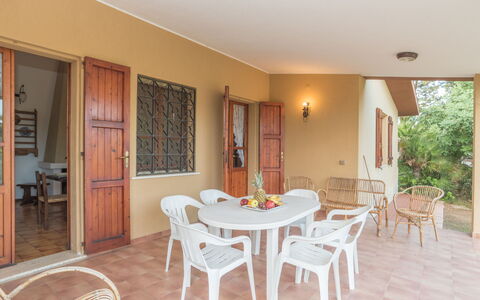 Villa Monte Nai (Rei420): Mobilia, Proprietà, Tavolo, Sedia, Pianta, Legna, Porta, Interior Design, Pavimentazione, Pavimento