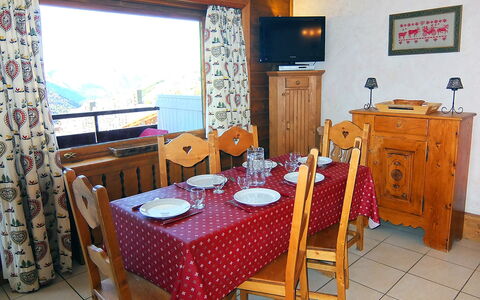 Oisans 37: Tavolo, Mobilia, Cabinetry, Proprietà, Sedia, Cassetto, Legna, Tovaglia, Cucina & Sala Da Pranzo Tavolo, Interior Design