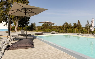 Alcácer Do Sal 1: Acqua, Cielo, Pianta, Piscina, Albero, Shade, Mobili Da Esterno, Lettino, Materiale Composito, Legna