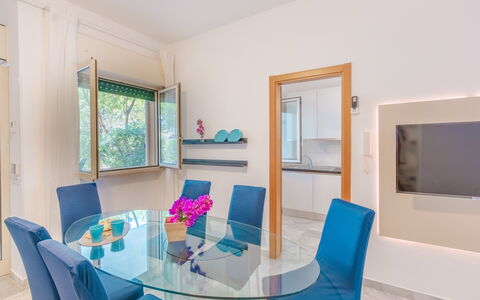 Villa Talise: Tavolo, Mobilia, Proprietà, Sedia, Azzurro, Legna, Finestra, Interior Design, Pavimentazione, Pavimento