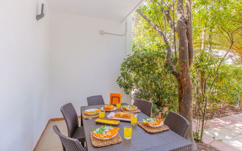 Villa Talise: Tavolo, Mobilia, Pianta, Sedia, Interior Design, Legna, Mobili Da Esterno, Pavimento, Tavola, Costruzione