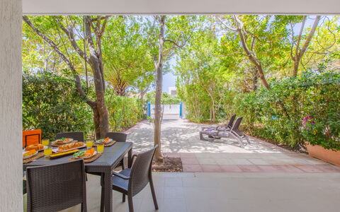 Villa Talise: Pianta, Mobilia, Tavolo, Sedia, Albero, Costruzione, Mobili Da Esterno, Tavolo Esterno, Shade, Legna