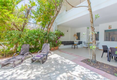 Villa Talise: Mobilia, Pianta, Sedia, Tavolo, Giallo, Interior Design, Costruzione, Pianta Della Casa, Divano, Vaso Di Fiori