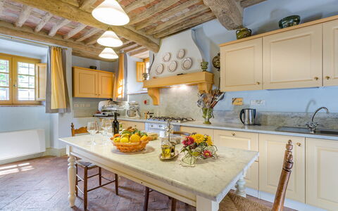 Villa Castellaccio: Cabinetry, Mobilia, Finestra, Controsoffitto, Cucina, Illuminazione, Legna, Interior Design, Tavolo, Elettrodomestico Da Cucina