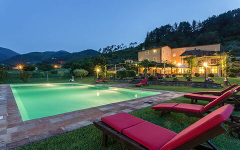 Villa Castellaccio: Cielo, Pianta, Costruzione, Proprietà, Acqua, Piscina, Natura, Albero, Mobili Da Esterno, Illuminazione