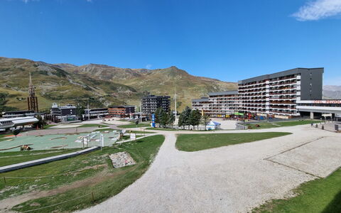 Les Menuires 410: Cielo, Nube, Giorno, Costruzione, Pianta, Lotto, Urban Design, Erba, Manto Stradale, Casa