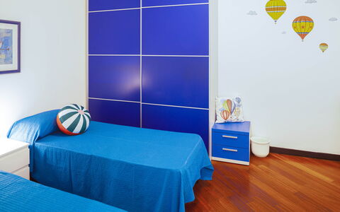 Apartment Fernanda - Levanto: Mobilia, Blu, Azzurro, Comfort, Costruzione, Tessile, Cornice, Legna, Pavimento, Pavimentazione