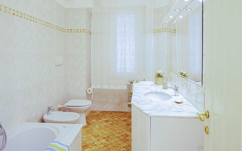 Apartment Fernanda - Levanto: Lavandino Del Bagno, Idraulico Fixture, Rubinetto, Specchio, Lavello, Mobiletto Del Bagno, Bagno, Interior Design, Asta Doccia, Viola