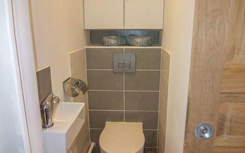 Les Menuires 510: Toilet Seat, Interior Design, Bagno, Pavimentazione, Pavimento, Parete, Legna, Gabinetto