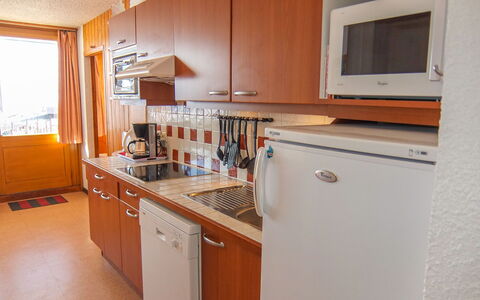 Les Menuires 510: Cabinetry, Controsoffitto, Mobilia, Elettrodomestico Da Cucina, Finestra, Elettrodomestico, Cucina Stufa, Cucina, Legna, Costruzione