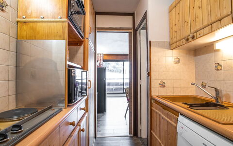 Les Menuires 230: Cabinetry, Controsoffitto, Proprietà, Costruzione, Cucina, Lavello, Legna, Illuminazione, Interior Design