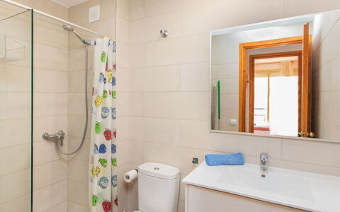 Edificio Tamarius: Specchio, Idraulico Fixture, Proprietà, Soffione Doccia, Lavello, Bagno, Viola, Rubinetto, Doccia