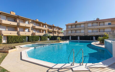 Edificio Tamarius: Acqua, Costruzione, Pianta, Cielo, Giorno, Proprietà, Finestra, Piscina, Azzurro, Casa