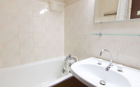 Les Menuires 400: Bagno, Proprietà, Camera, Rubinetto, Piastrella, Parete, Architettura, Interior Design, Vasca Da Bagno, Immobiliare