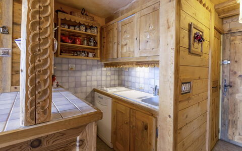 808 Grande Masse: Cabinetry, Proprietà, Mensola, Legna, Cassetto, Pavimentazione, Interior Design, Color Legno, Cucina, Pavimento