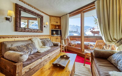 Les Menuires 610: Divano, Tavolo, Costruzione, Mobilia, Specchio, Cornice, Comfort, Azzurro, Legna, Interior Design