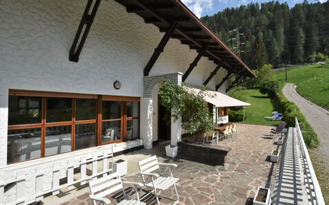 Villa Lucia: Proprietà, Nube, Pianta, Albero, Costruzione, Vaso Di Fiori, Architettura, Shade, Legna, Sedia