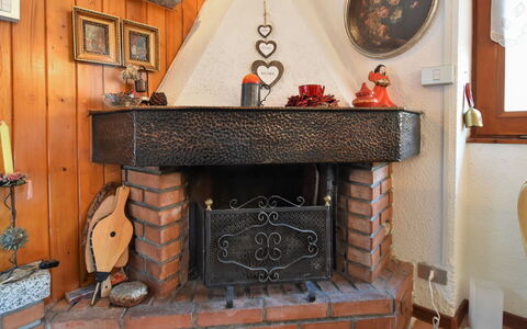 Villa Lucia: Proprietà, Cornice, Costruzione, Legna, Focolare, Arancia, Interior Design, Finestra, Soggiorno, Pavimento
