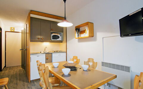 Les Menuires 630: Tavolo, Mobilia, Legna, Sedia, Cucina & Sala Da Pranzo Tavolo, Interior Design, Elettrodomestico, Soggiorno, Pavimento, Pavimentazione
