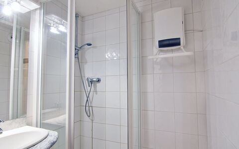 Les Menuires 630: Bagno, Proprietà, Camera, Piastrella, Parete, Idraulico Fixture, Doccia, Architettura, Immobiliare, Interior Design