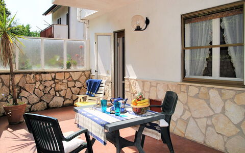 Francesca: Mobilia, Proprietà, Tavolo, Finestra, Sedia, Pianta, Interior Design, Legna, Pianta Della Casa, Costruzione
