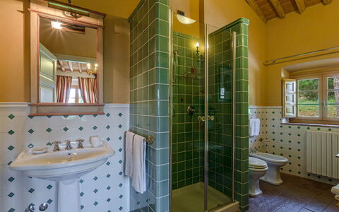 Villa Guasperini: Specchio, Rubinetto, Idraulico Fixture, Proprietà, Lavello, Bagno, Finestra, Doccia, Viola