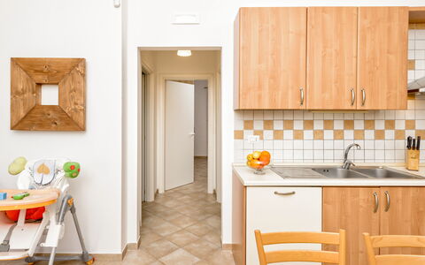 Villa Käthe Con Piscina Privata: Cabinetry, Mobilia, Controsoffitto, Lavello, Lavandino Della Cucina, Rubinetto, Arancia, Legna, Costruzione, Interior Design