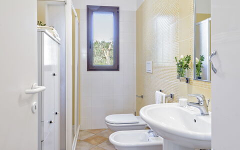 Villa Käthe Con Piscina Privata: Rubinetto, Idraulico Fixture, Specchio, Pianta, Lavello, Lavandino Del Bagno, Proprietà, Bagno, Viola, Interior Design