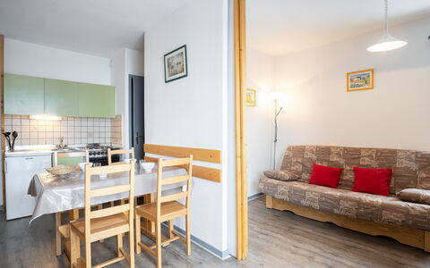 Les Menuires 640: Mobilia, Tavolo, Divano, Legna, Cornice, Interior Design, Casa, Pavimentazione, Soggiorno, Comfort