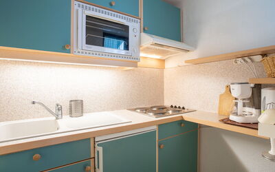 Jettay Aigle 17 640.13: Cabinetry, Lavandino Della Cucina, Rubinetto, Controsoffitto, Lavello, Cucina, Interior Design, Legna, Idraulico Fixture, Pavimentazione