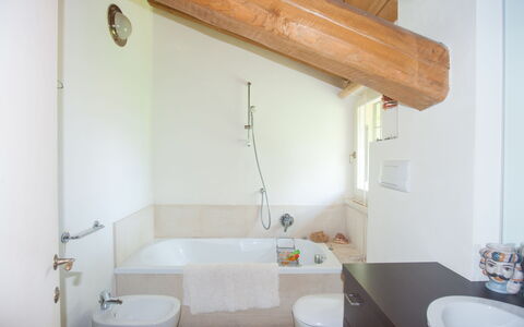 Villa Monia: Proprietà, Rubinetto, Mobilia, Vasca Da Bagno, Idraulico Fixture, Bianca, Lavello, Bagno, Lavandino Del Bagno, Legna