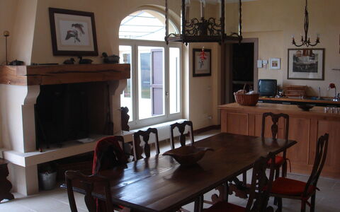 Villa Monia: Tavolo, Mobilia, Proprietà, Cornice, Costruzione, Sedia, Finestra, Legna, Illuminazione, Interior Design