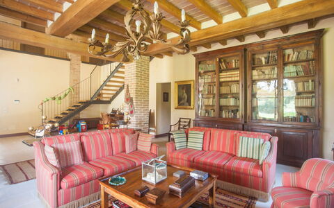Villa Monia: Tavolo, Mobilia, Divano, Proprietà, Costruzione, Legna, Illuminazione, Interior Design, Cornice, Soggiorno