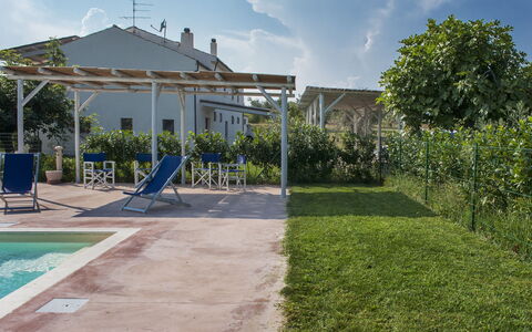 Villa Degli Aranci: Nube, Pianta, Cielo, Proprietà, Costruzione, Albero, Lotto, Shade, Urban Design, Casa