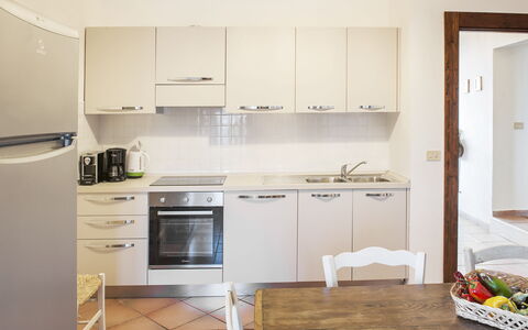 Villa Degli Aranci: Cabinetry, Lavandino Della Cucina, Controsoffitto, Lavello, Mobilia, Cucina Stufa, Elettrodomestico Da Cucina, Cucina, Elettrodomestico, Legna