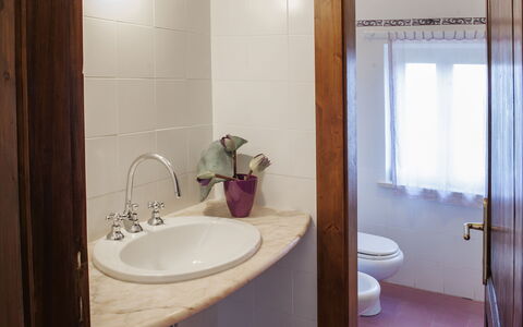 Villa Degli Aranci: Marrone, Specchio, Rubinetto, Lavello, Idraulico Fixture, Lavandino Del Bagno, Proprietà, Fotografia, Viola, Bagno