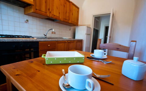 Holiday Home Giannella: Tavolo, Tavola, Proprietà, Cabinetry, Mobilia, Bicchieri, Dishware, Tazza Di Caffè, Tazza, Legna