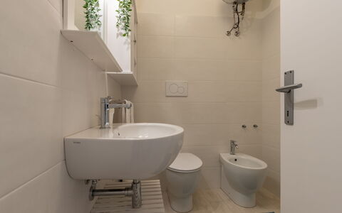 Conero Suite: Rubinetto, Idraulico Fixture, Lavello, Proprietà, Lavandino Del Bagno, Bianca, Bagno, Specchio, Viola, Nero
