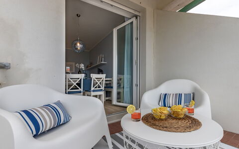 Conero Suite: Mobilia, Proprietà, Comfort, Prodotto, Azzurro, Tessile, Legna, Illuminazione, Costruzione, Arancia
