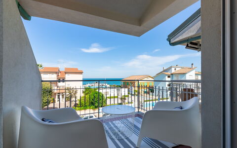 Conero Suite: Cielo, Nube, Giorno, Costruzione, Proprietà, Shade, Azzurro, Architettura, Interior Design