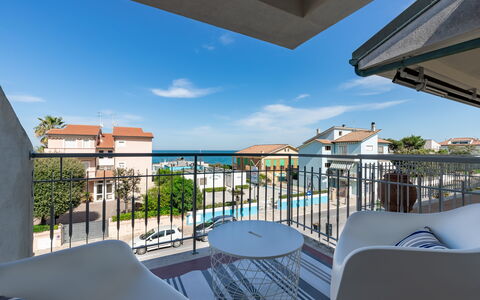 Conero Suite: Cielo, Costruzione, Mobilia, Giorno, Proprietà, Nube, Sedia, Azzurro, Blu, Shade