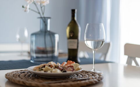 Conero Suite: Cibo, Tavola, Tavolo, Mobilia, Dishware, Bottiglia, Bicchieri, Vino, Ingrediente