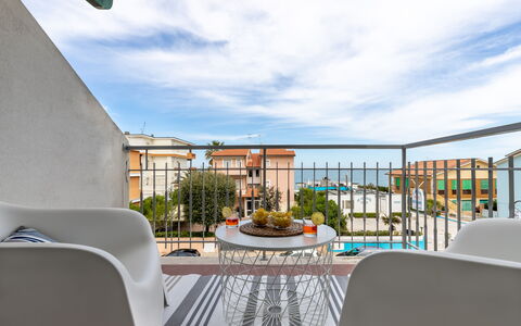 Conero Suite: Cielo, Nube, Costruzione, Sedia, Shade, Interior Design, Condominio, Urban Design, Tavolo, Località Balneare